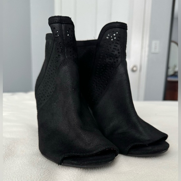 American Eagle Women’s 3” Black Bootie, Peep Toe sz 10 - Picture 3 of 9